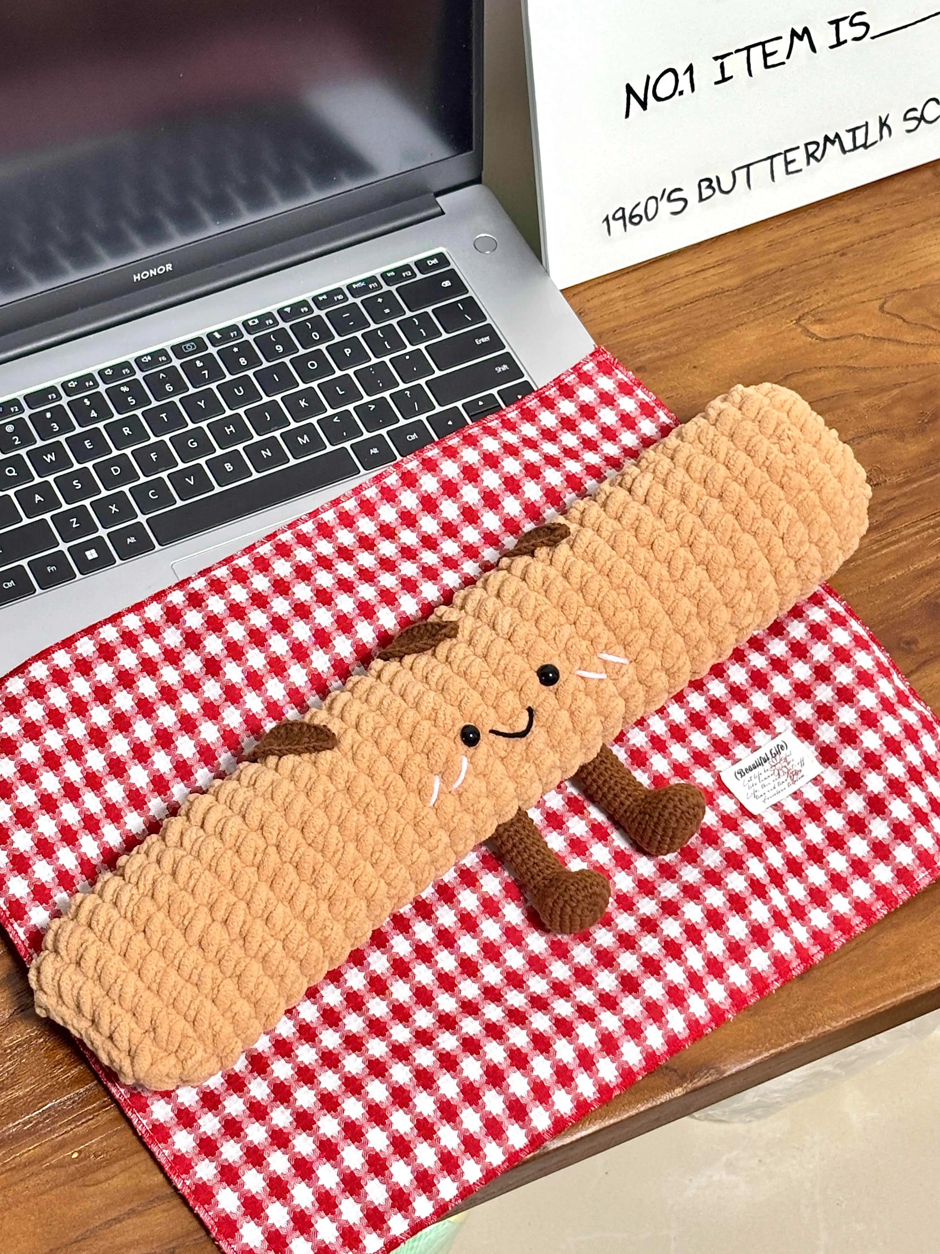 Keyboard baguette wrist rest crochet kit